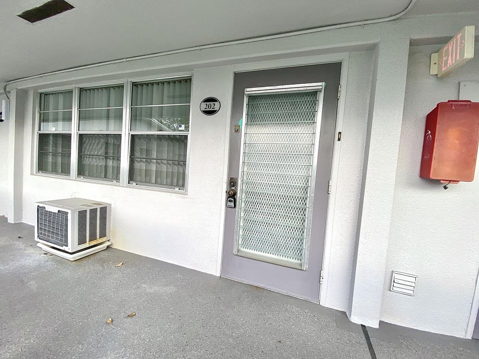 Под контрактом: $56,800 (1 спален, 1 ванн, 585 Квадратных фут)