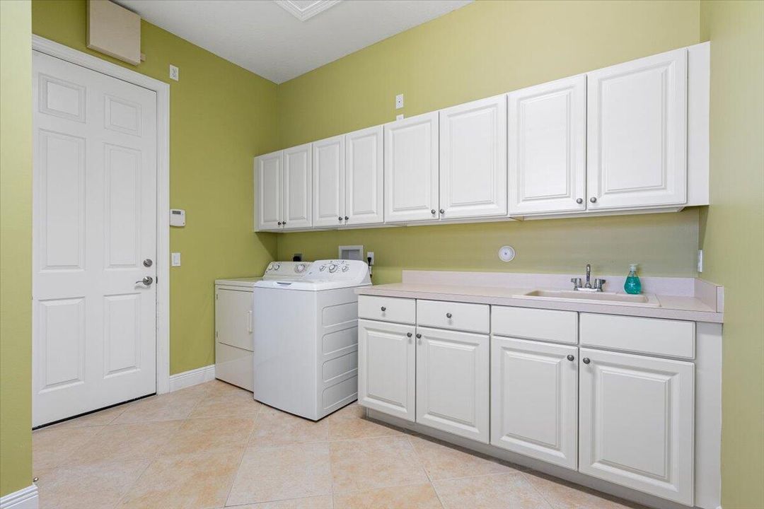 Active With Contract: $699,000 (4 beds, 3 baths, 2806 Square Feet)