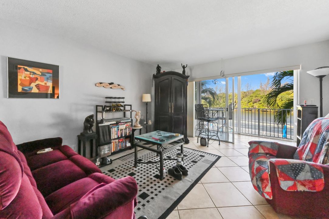 Active With Contract: $350,000 (2 beds, 2 baths, 950 Square Feet)