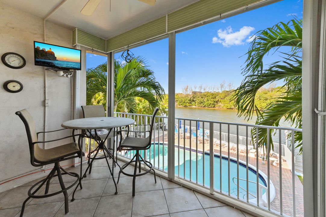 Active With Contract: $350,000 (2 beds, 2 baths, 950 Square Feet)