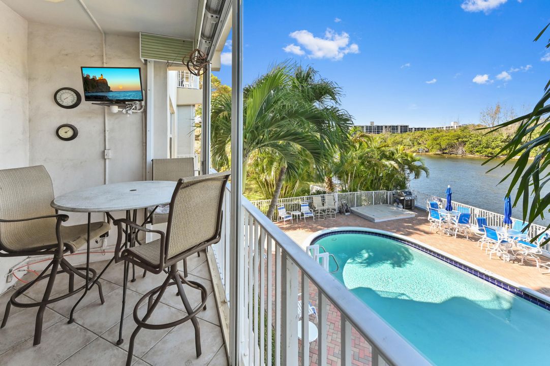 Active With Contract: $350,000 (2 beds, 2 baths, 950 Square Feet)