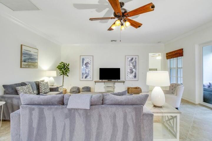 Activo con contrato: $12,000 (2 camas, 2 baños, 2396 Pies cuadrados)