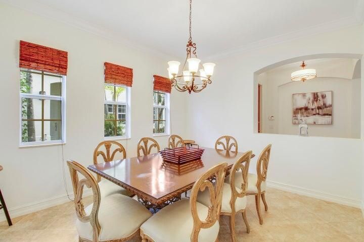 Activo con contrato: $12,000 (2 camas, 2 baños, 2396 Pies cuadrados)