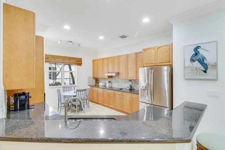 Activo con contrato: $12,000 (2 camas, 2 baños, 2396 Pies cuadrados)