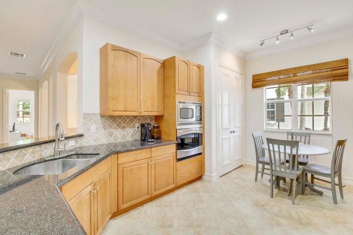 Activo con contrato: $12,000 (2 camas, 2 baños, 2396 Pies cuadrados)