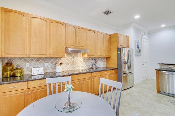 Activo con contrato: $12,000 (2 camas, 2 baños, 2396 Pies cuadrados)