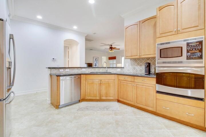 Activo con contrato: $12,000 (2 camas, 2 baños, 2396 Pies cuadrados)