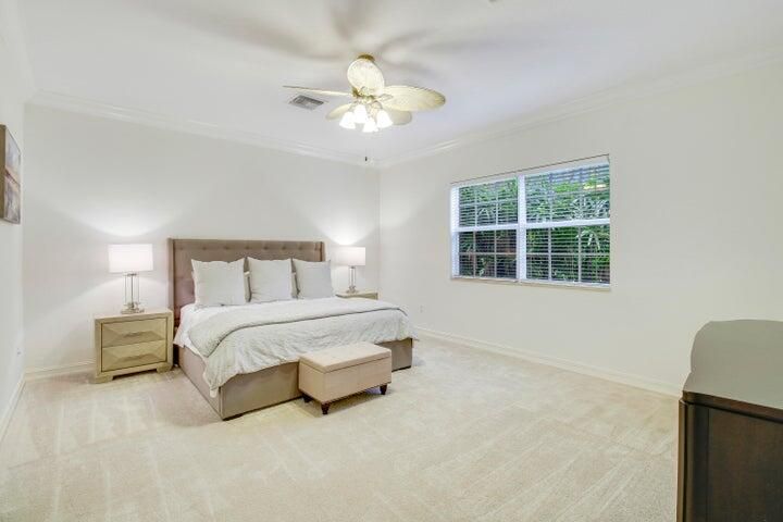 Activo con contrato: $12,000 (2 camas, 2 baños, 2396 Pies cuadrados)