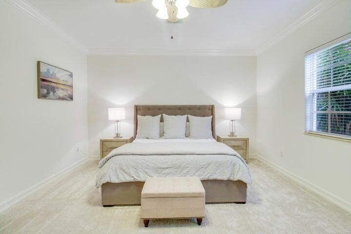 Activo con contrato: $12,000 (2 camas, 2 baños, 2396 Pies cuadrados)