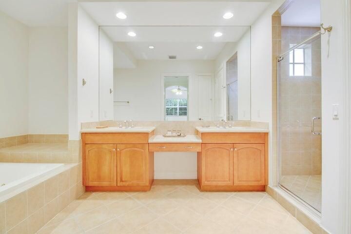 Activo con contrato: $12,000 (2 camas, 2 baños, 2396 Pies cuadrados)