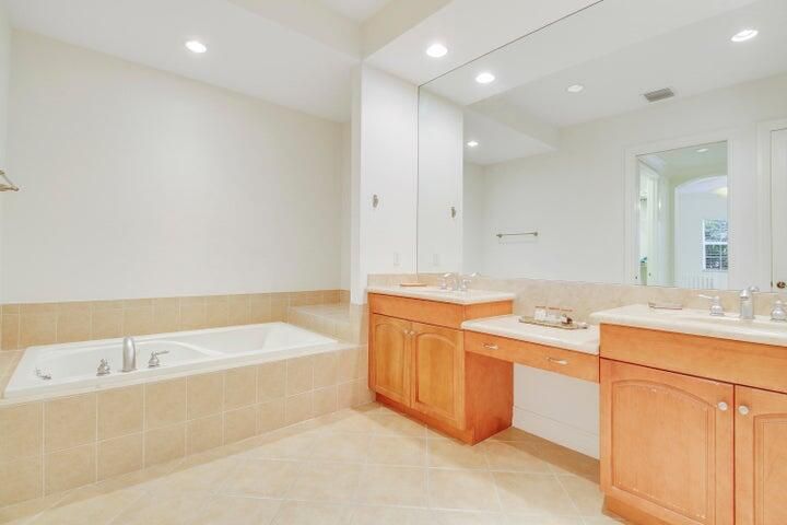 Activo con contrato: $12,000 (2 camas, 2 baños, 2396 Pies cuadrados)