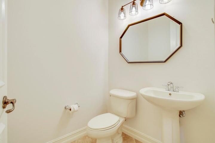 Activo con contrato: $12,000 (2 camas, 2 baños, 2396 Pies cuadrados)