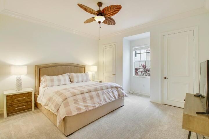 Activo con contrato: $12,000 (2 camas, 2 baños, 2396 Pies cuadrados)