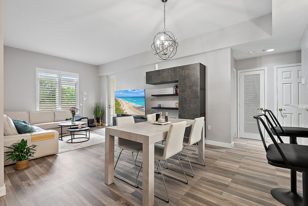 Active With Contract: $375,000 (2 beds, 2 baths, 1131 Square Feet)