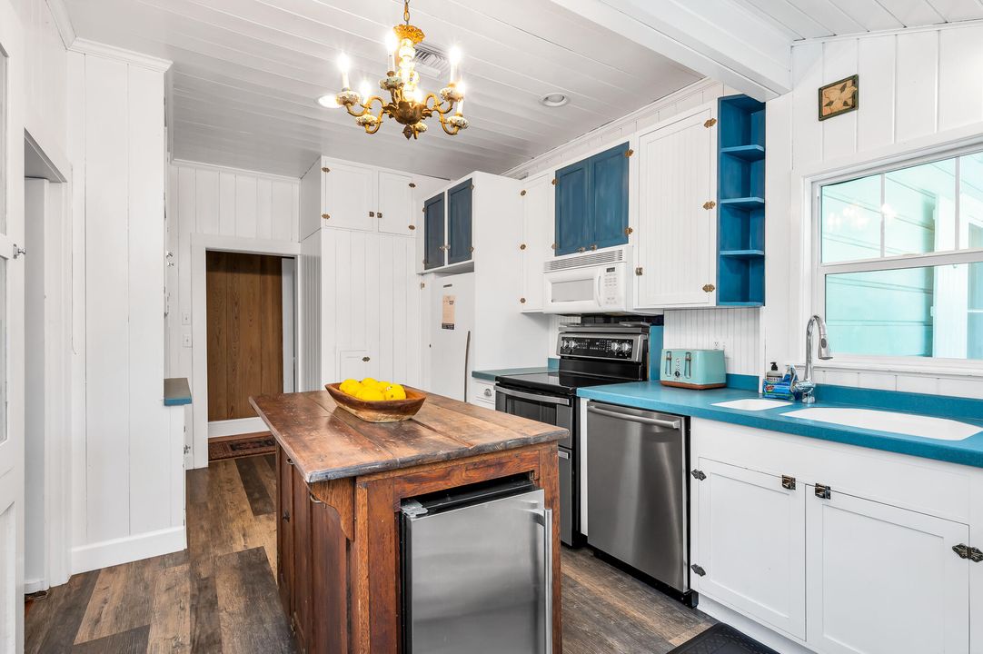 For Rent: $14,000 (4 beds, 3 baths, 2204 Square Feet)