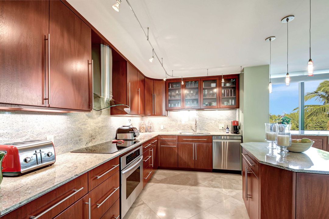 For Sale: $1,395,000 (2 beds, 2 baths, 1519 Square Feet)