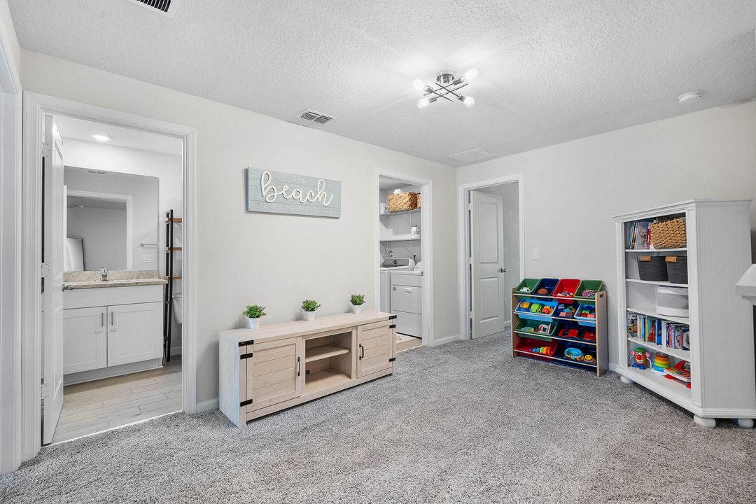 合同活跃: $360,000 (3 贝兹, 2 浴室, 1475 平方英尺)