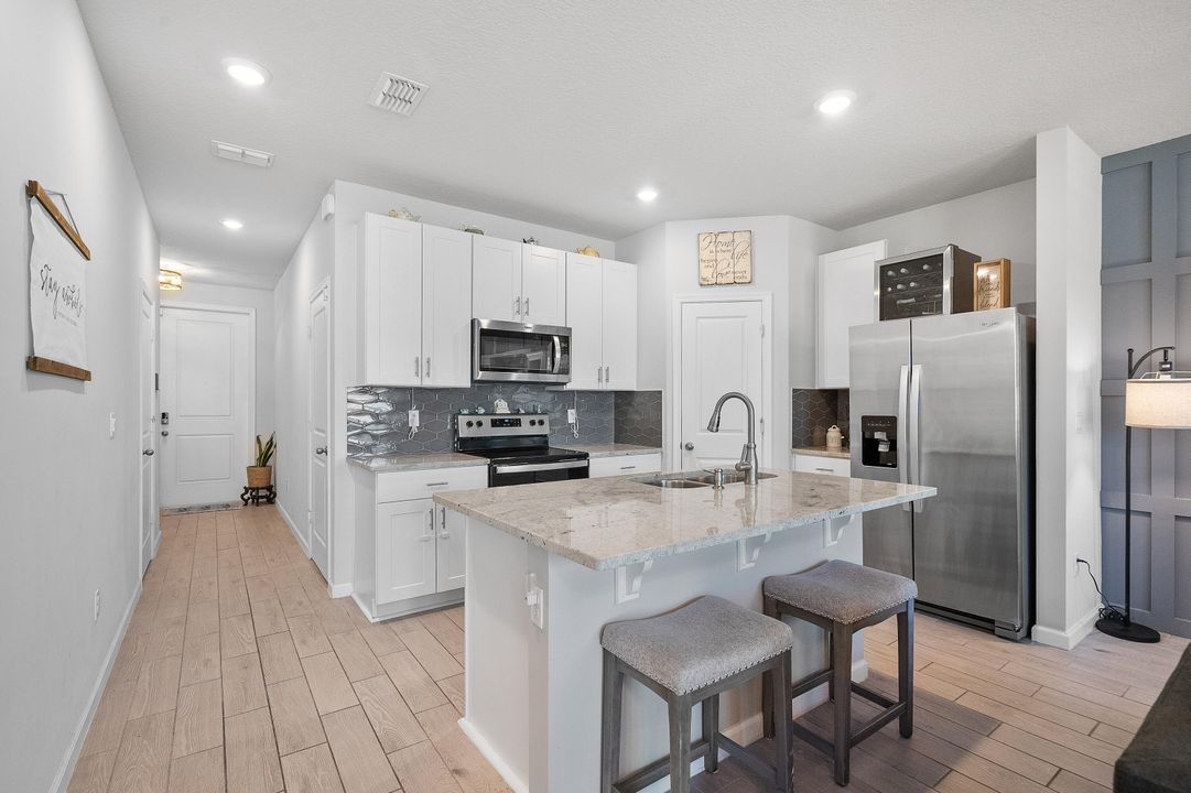 合同活跃: $360,000 (3 贝兹, 2 浴室, 1475 平方英尺)