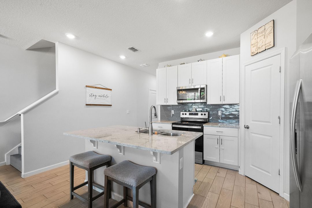 合同活跃: $360,000 (3 贝兹, 2 浴室, 1475 平方英尺)