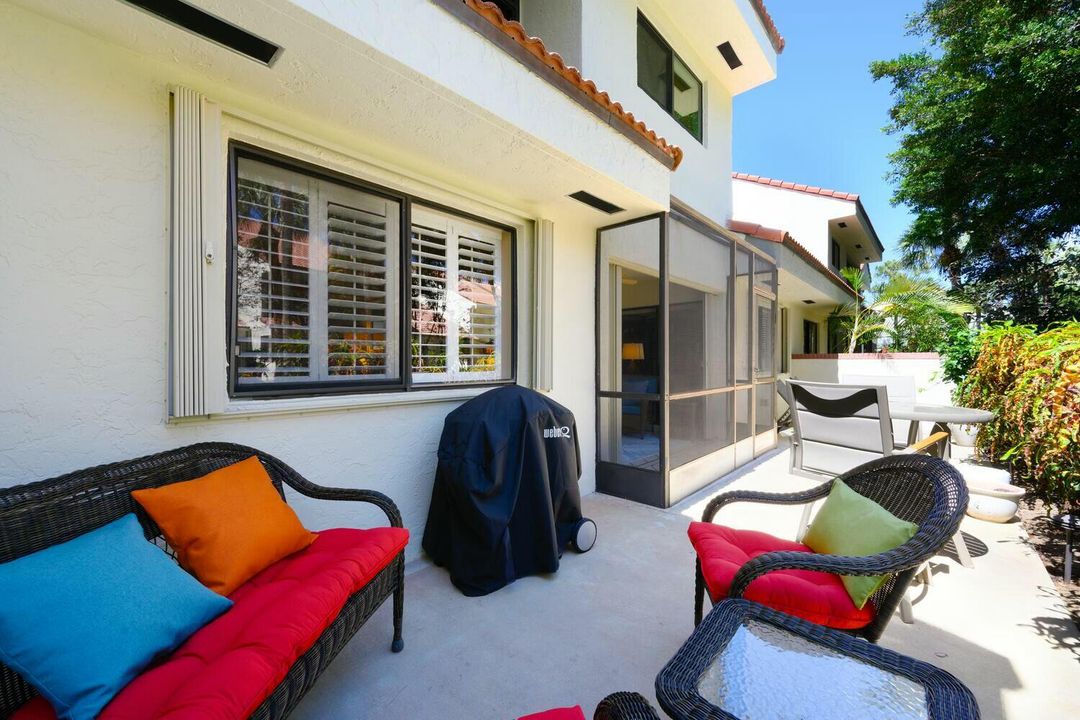 Под контрактом: $5,200 (2 спален, 2 ванн, 1261 Квадратных фут)