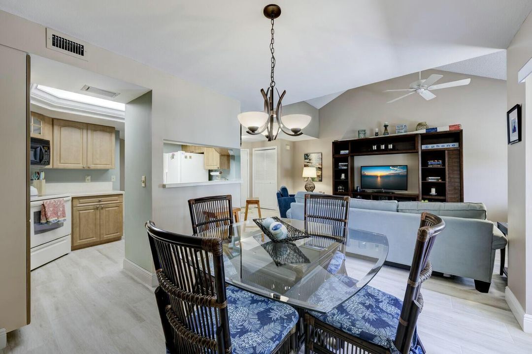 Под контрактом: $5,200 (2 спален, 2 ванн, 1261 Квадратных фут)