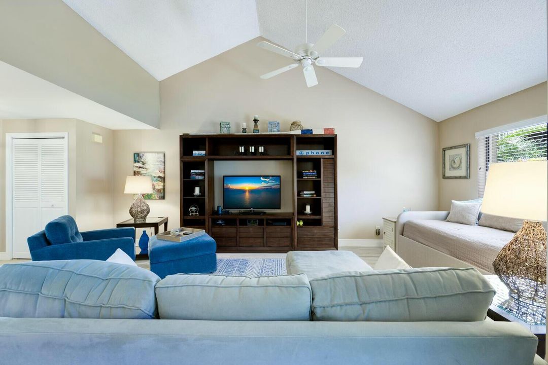 Под контрактом: $5,200 (2 спален, 2 ванн, 1261 Квадратных фут)