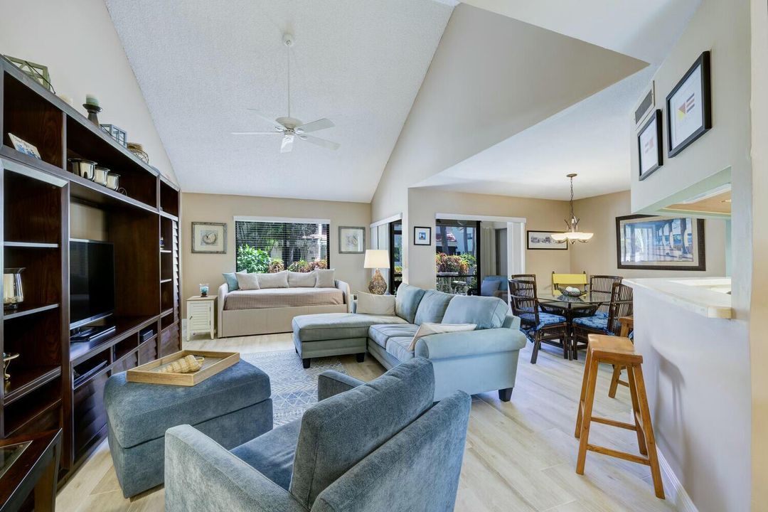 Под контрактом: $5,200 (2 спален, 2 ванн, 1261 Квадратных фут)