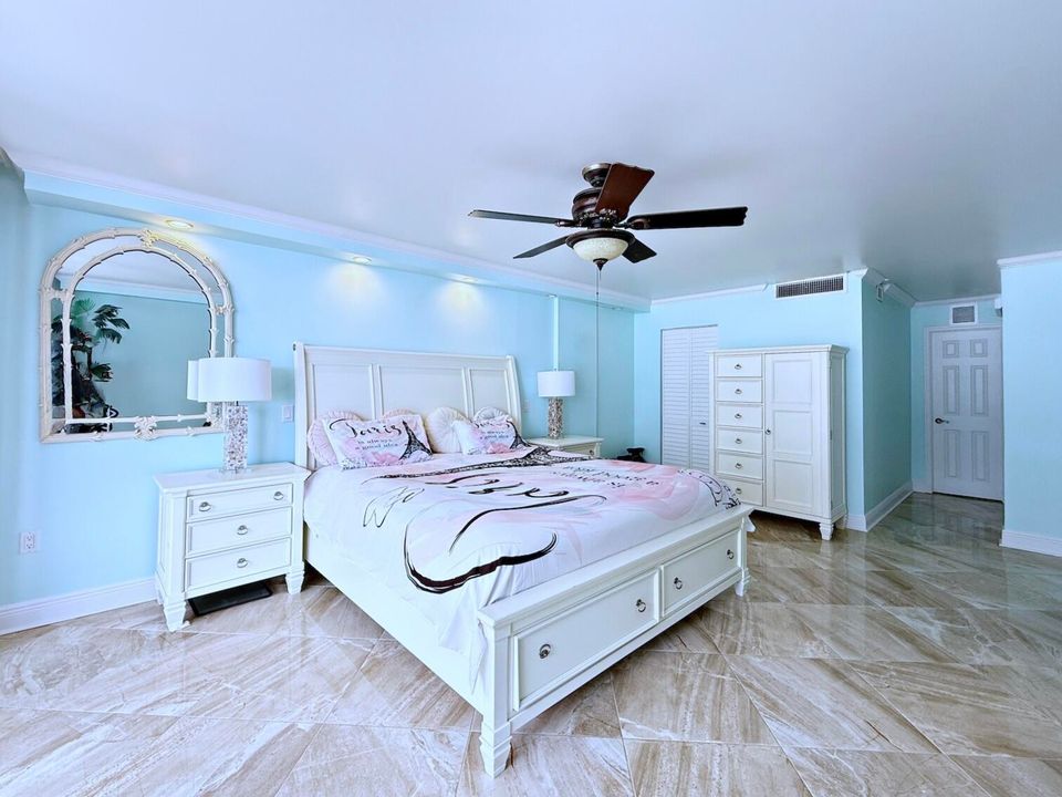 Activo con contrato: $11,000 (2 camas, 2 baños, 1402 Pies cuadrados)