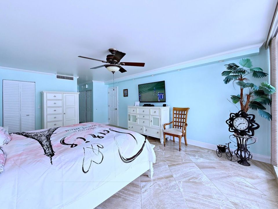 Activo con contrato: $11,000 (2 camas, 2 baños, 1402 Pies cuadrados)