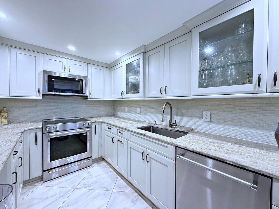 Activo con contrato: $11,000 (2 camas, 2 baños, 1402 Pies cuadrados)