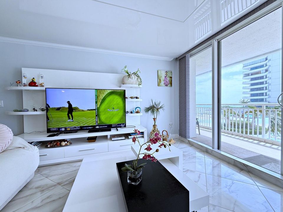 Activo con contrato: $11,000 (2 camas, 2 baños, 1402 Pies cuadrados)