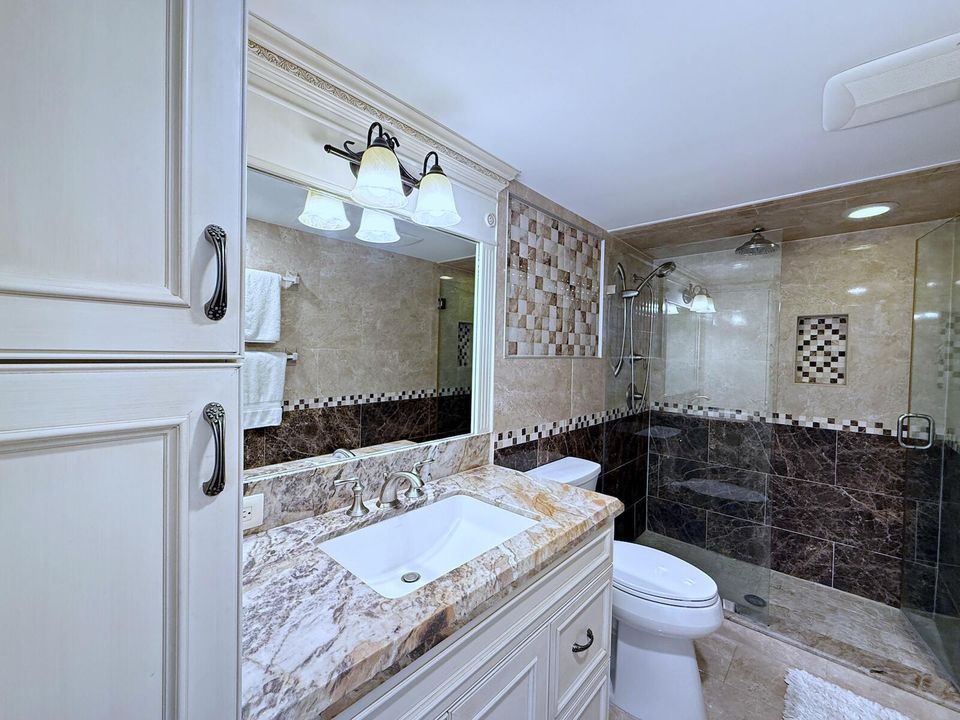 Activo con contrato: $11,000 (2 camas, 2 baños, 1402 Pies cuadrados)