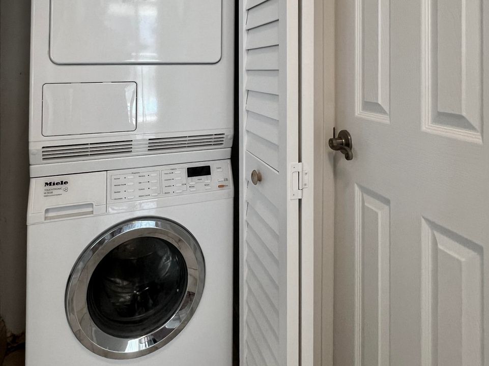 Activo con contrato: $11,000 (2 camas, 2 baños, 1402 Pies cuadrados)