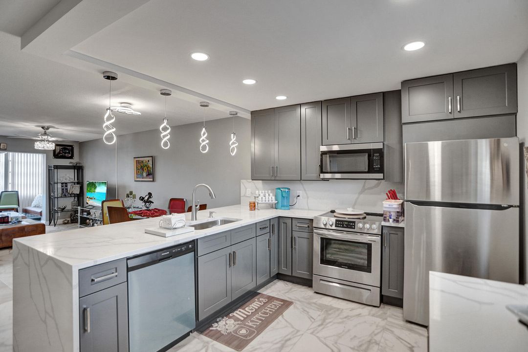 Active With Contract: $3,500 (2 beds, 2 baths, 960 Square Feet)