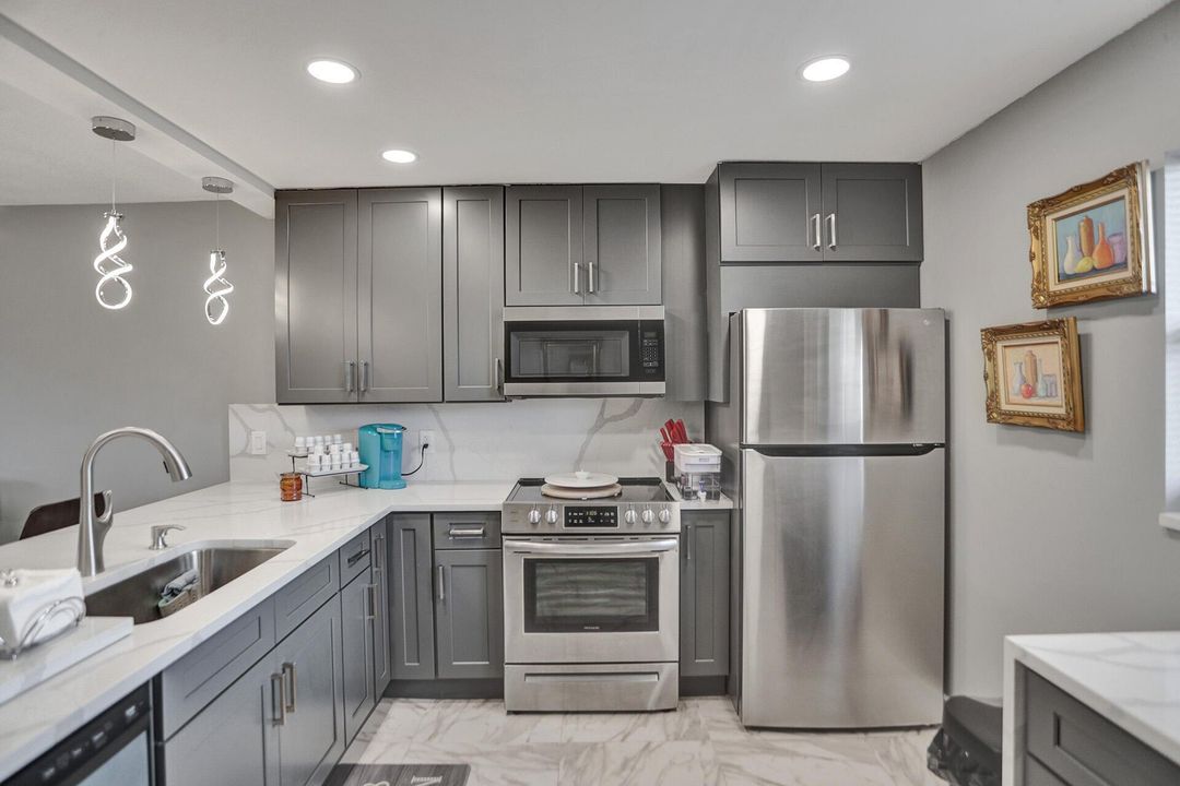 Active With Contract: $3,500 (2 beds, 2 baths, 960 Square Feet)