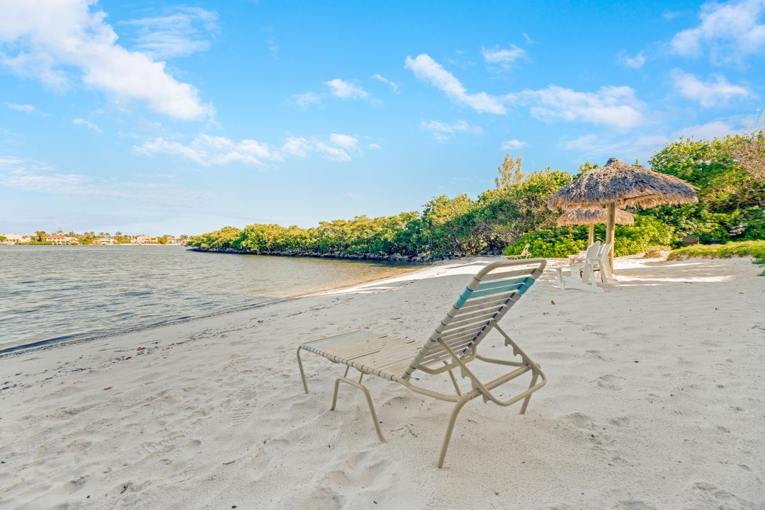 For Sale: $275,000 (2 beds, 2 baths, 1065 Square Feet)