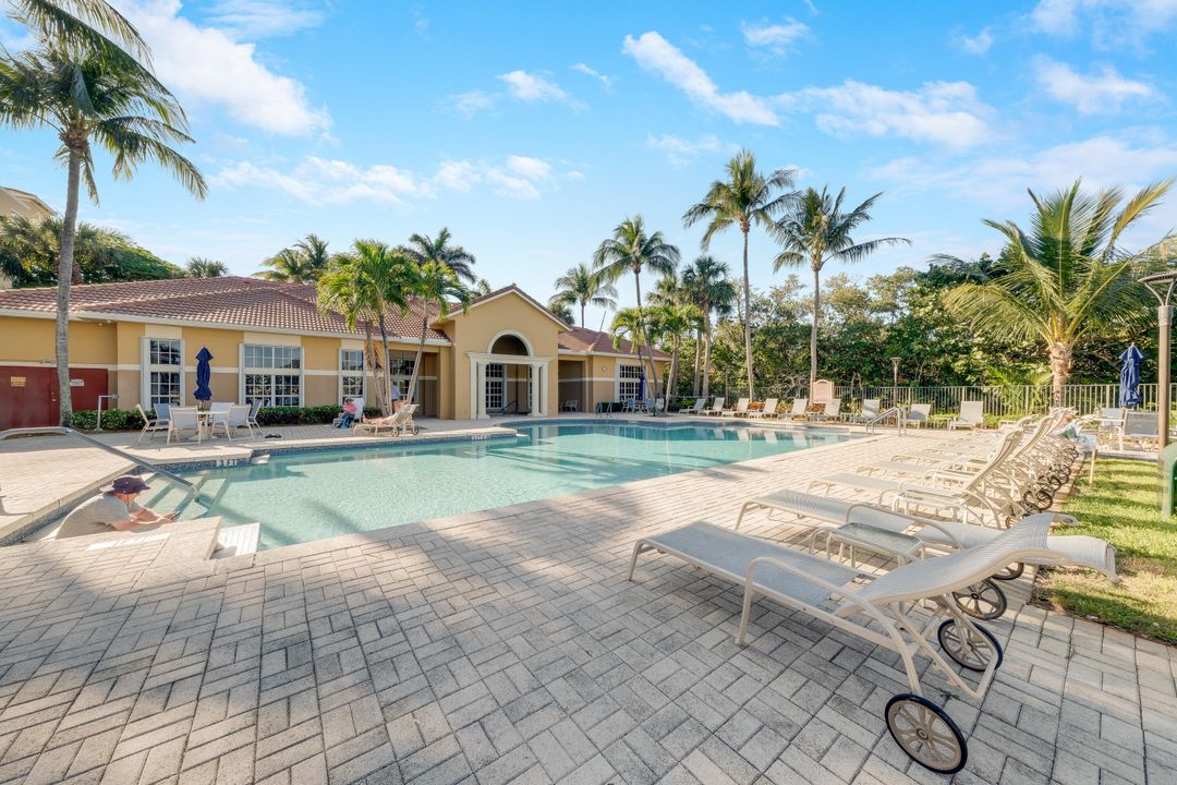 For Sale: $275,000 (2 beds, 2 baths, 1065 Square Feet)