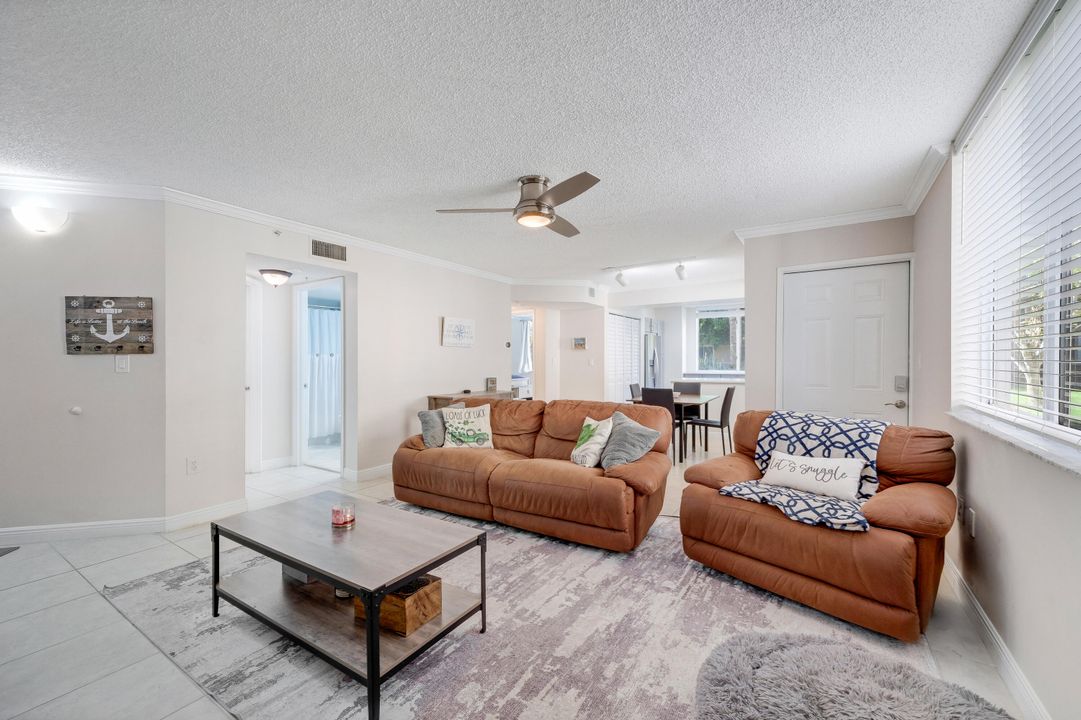 For Sale: $275,000 (2 beds, 2 baths, 1065 Square Feet)