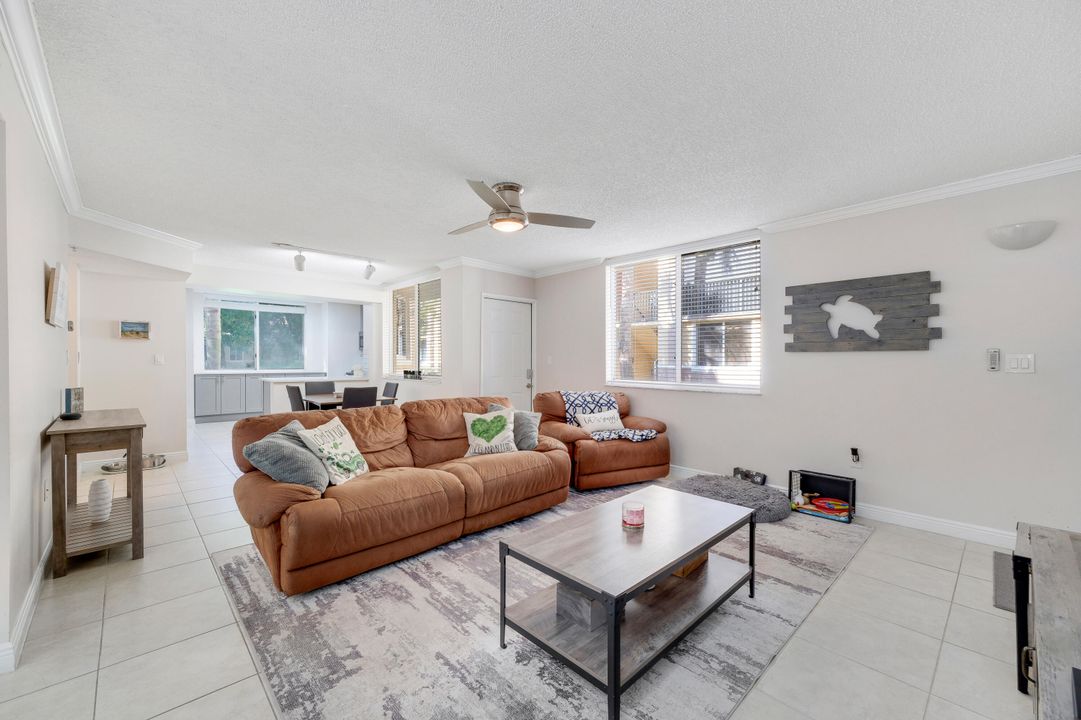 For Sale: $275,000 (2 beds, 2 baths, 1065 Square Feet)