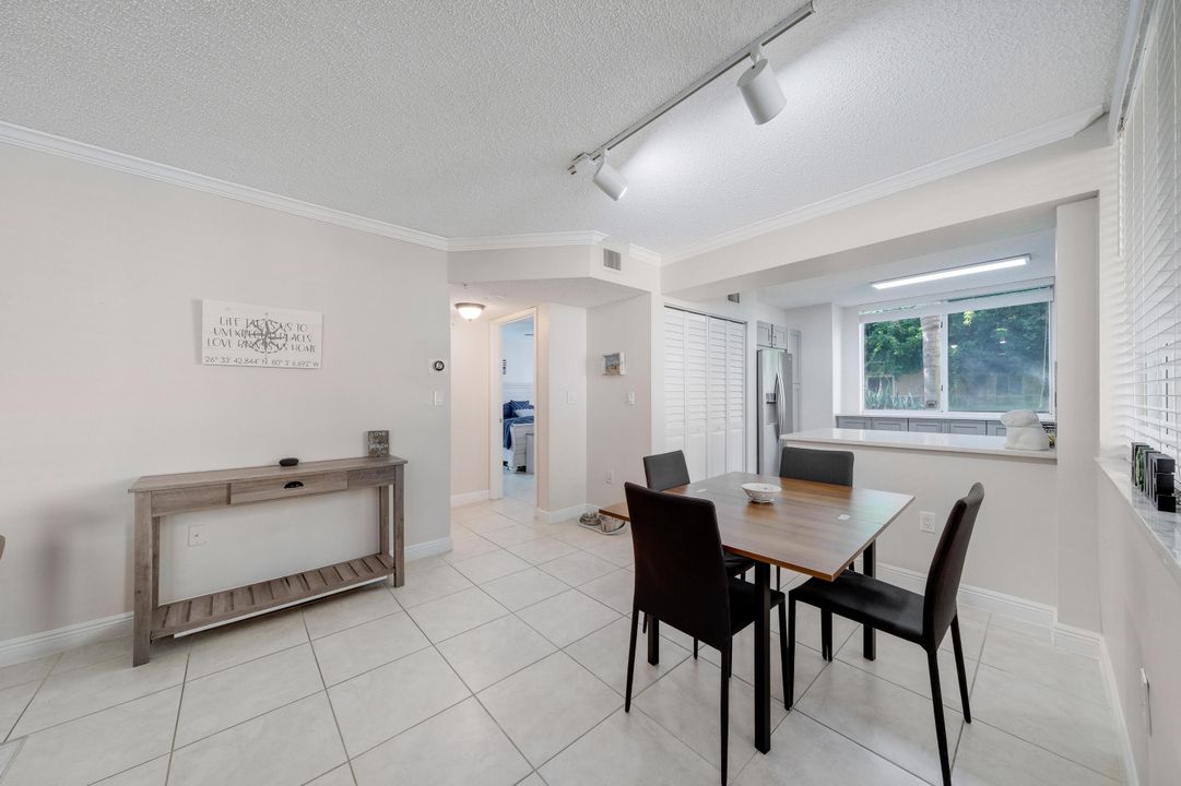 For Sale: $275,000 (2 beds, 2 baths, 1065 Square Feet)