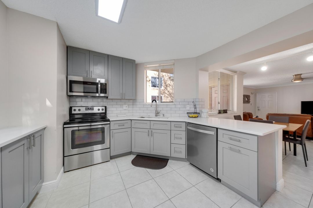 For Sale: $275,000 (2 beds, 2 baths, 1065 Square Feet)