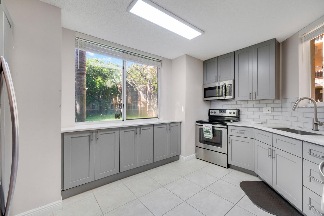 For Sale: $275,000 (2 beds, 2 baths, 1065 Square Feet)