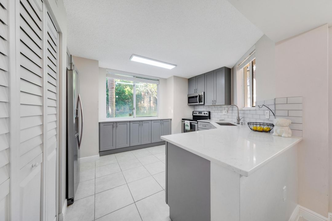 For Sale: $275,000 (2 beds, 2 baths, 1065 Square Feet)