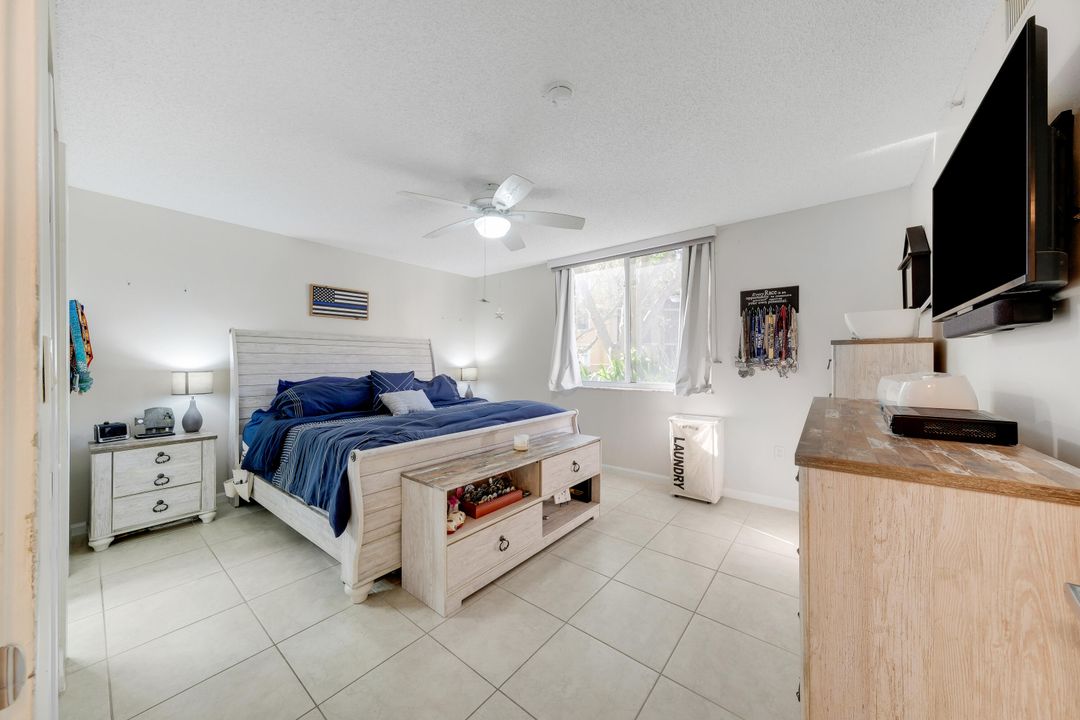 For Sale: $275,000 (2 beds, 2 baths, 1065 Square Feet)