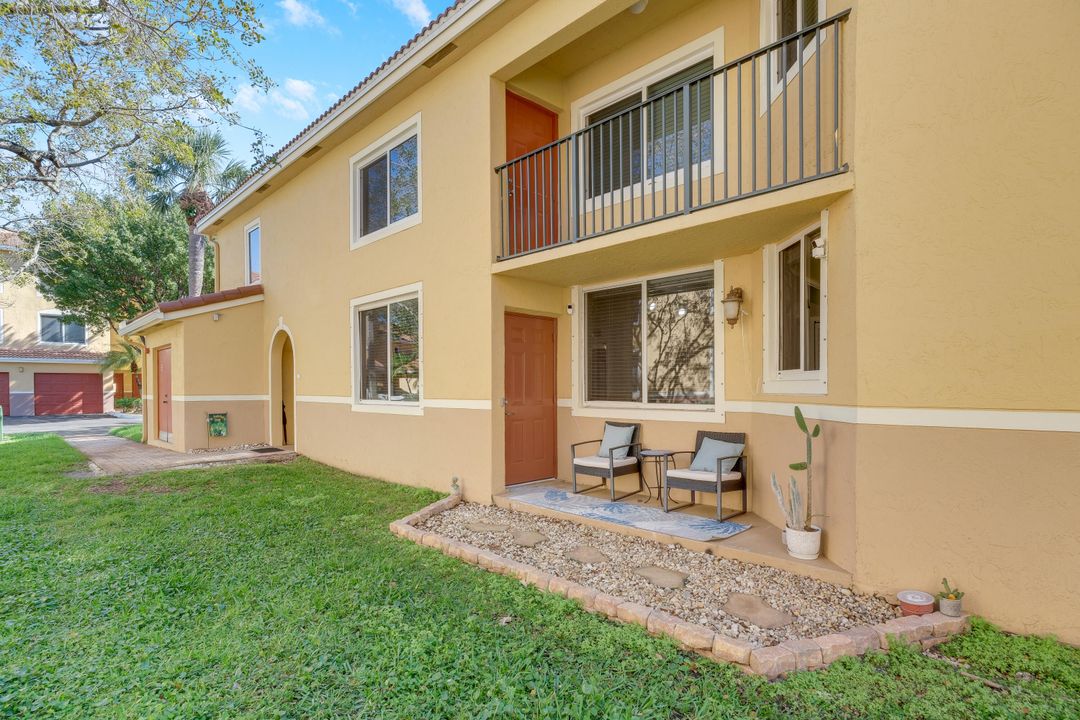 For Sale: $275,000 (2 beds, 2 baths, 1065 Square Feet)