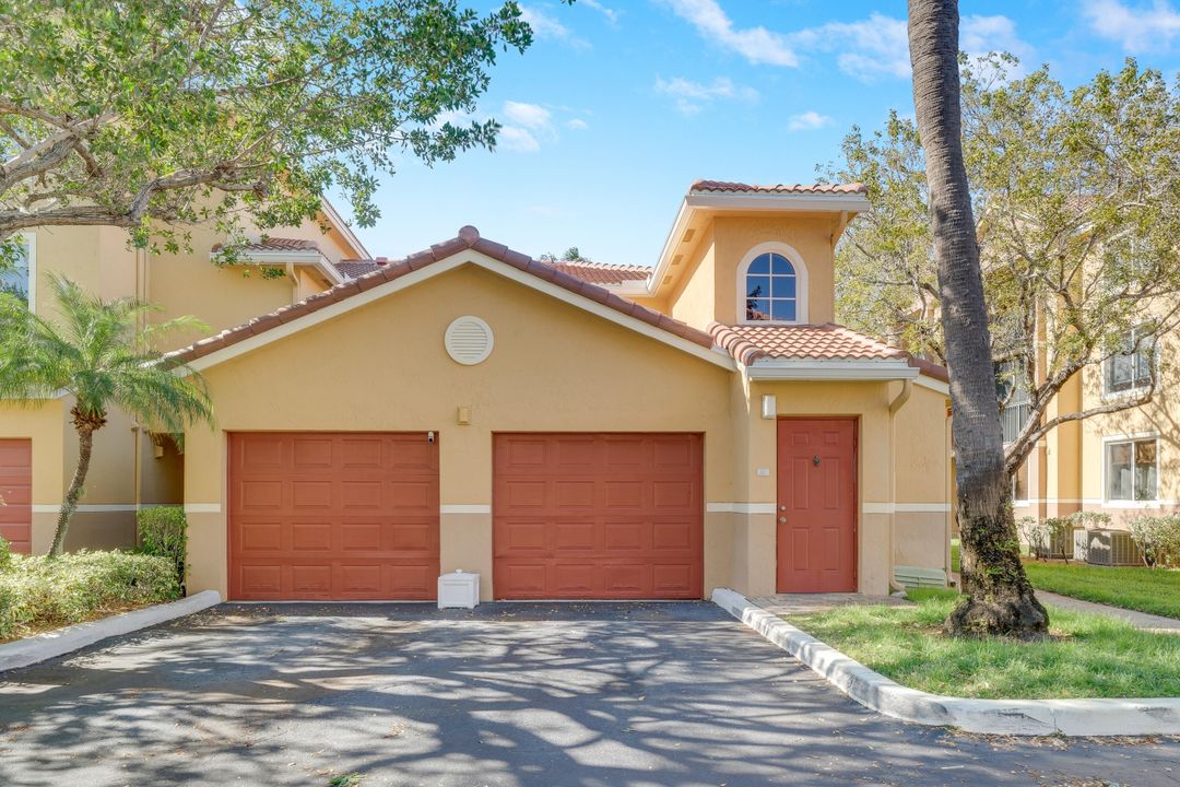 For Sale: $275,000 (2 beds, 2 baths, 1065 Square Feet)