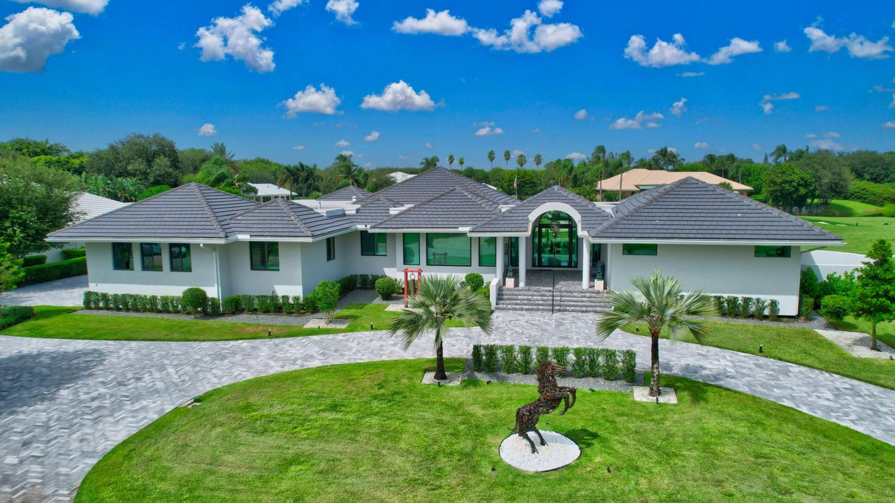 Под контрактом: $4,900,000 (5 спален, 4 ванн, 5350 Квадратных фут)