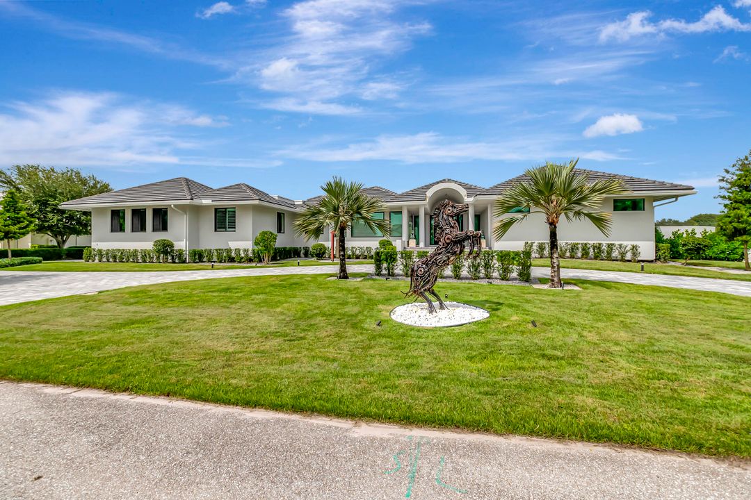 Под контрактом: $4,900,000 (5 спален, 4 ванн, 5350 Квадратных фут)