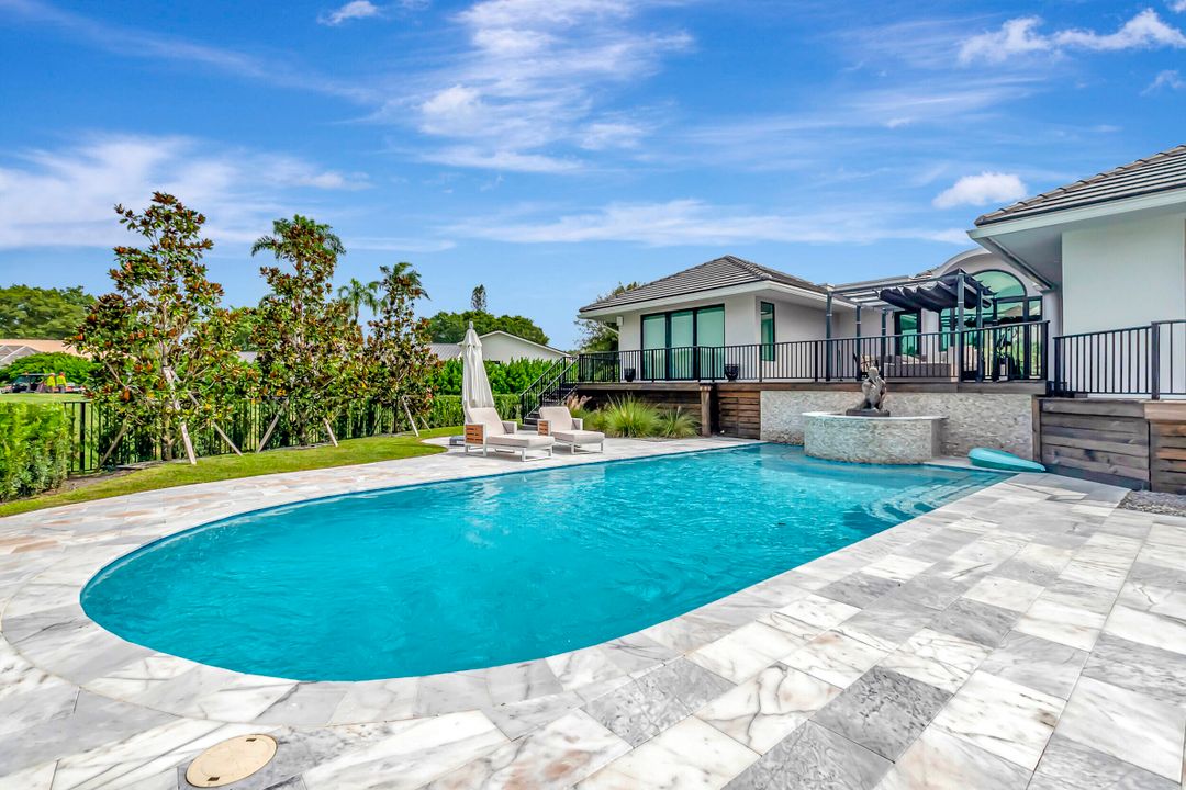 Под контрактом: $4,900,000 (5 спален, 4 ванн, 5350 Квадратных фут)