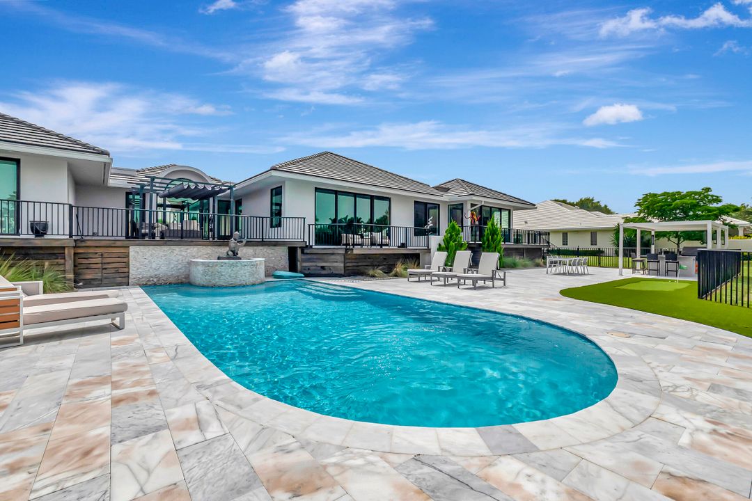 Под контрактом: $4,900,000 (5 спален, 4 ванн, 5350 Квадратных фут)